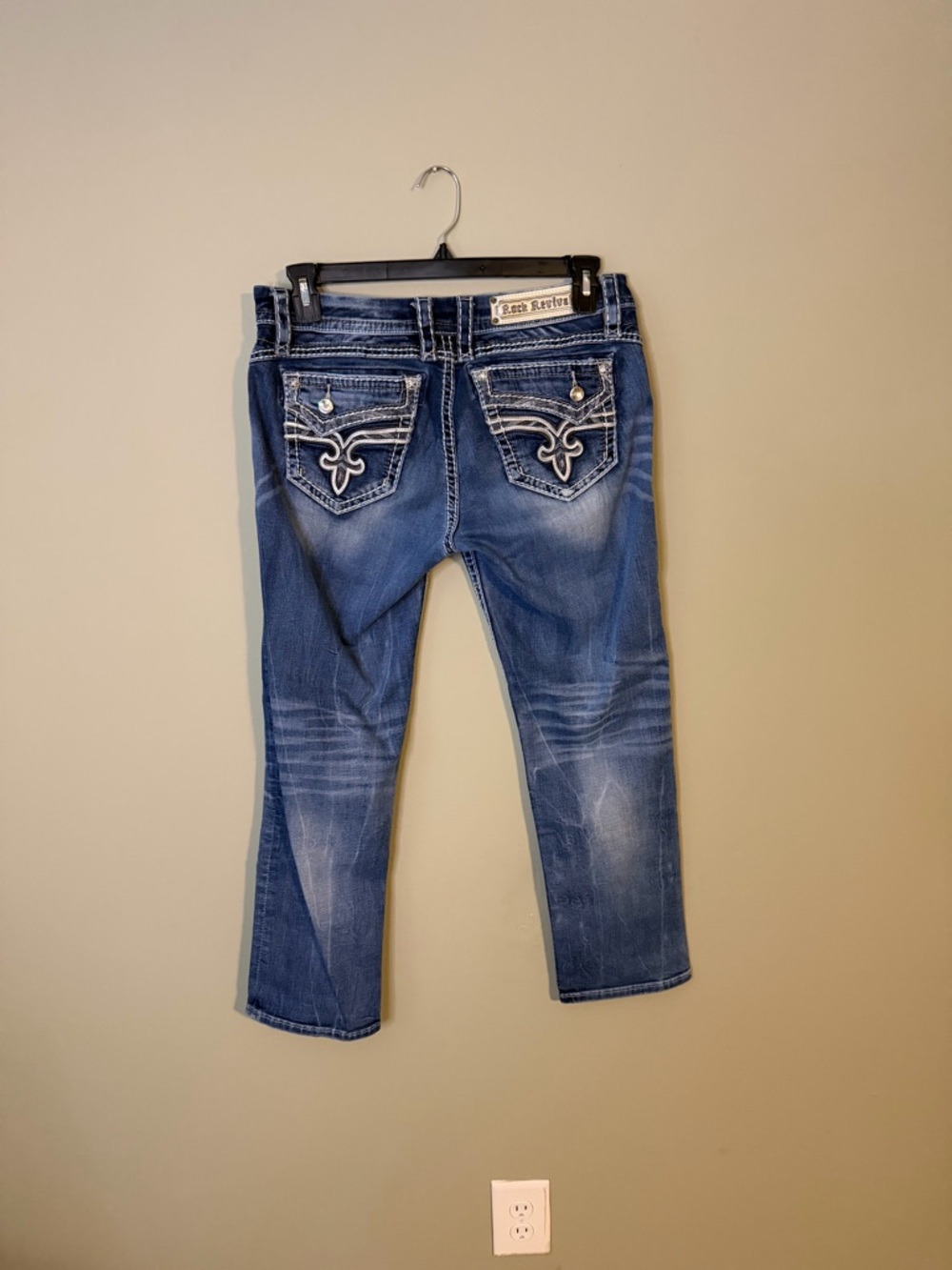 Gorgeous Rock Revival Ennis Easy Crop Jeans With Signature Pockets 27” Inseam